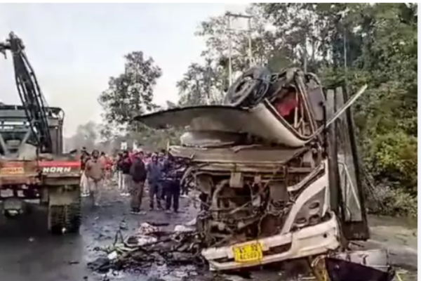 অসমে বাস-ট্রাক সংঘর্ষ